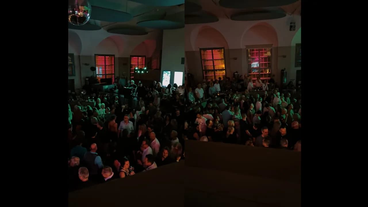 Gäste auf der Tanzfläche einer früheren Kulisse-Party