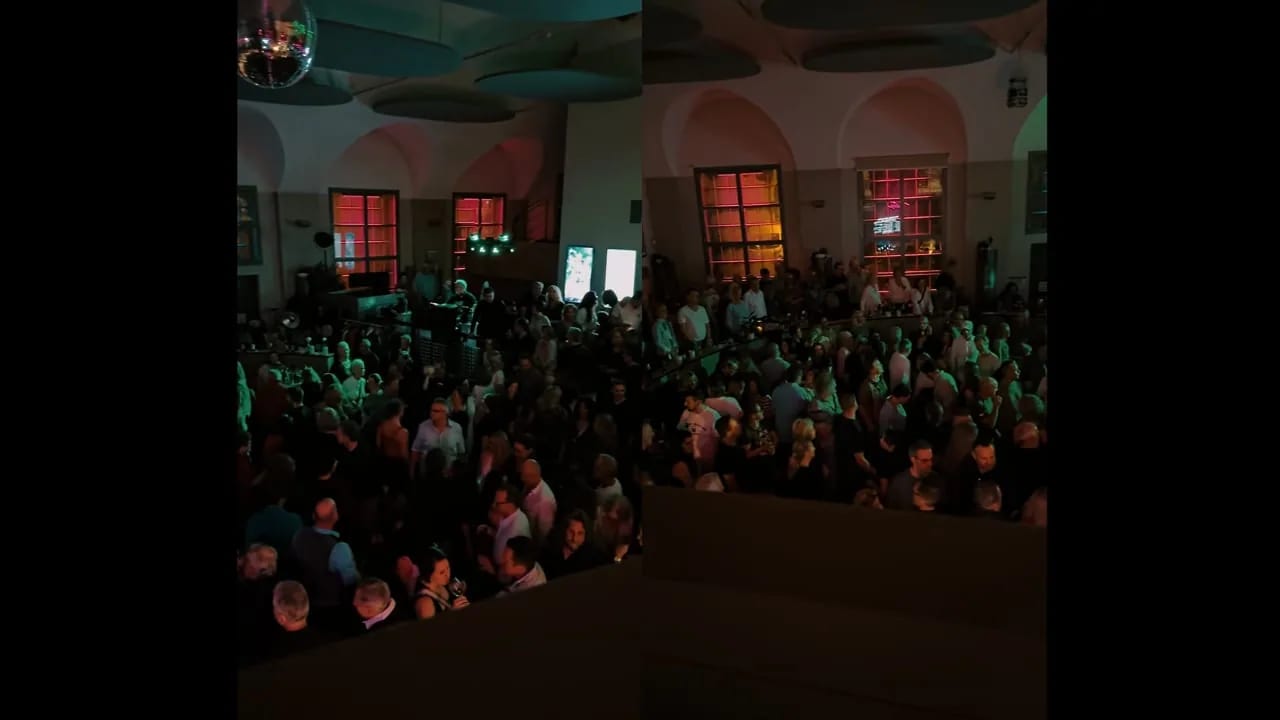 Tanzende Gäste bei einer DJ-Mario-Party in der Kulisse Ettlingen