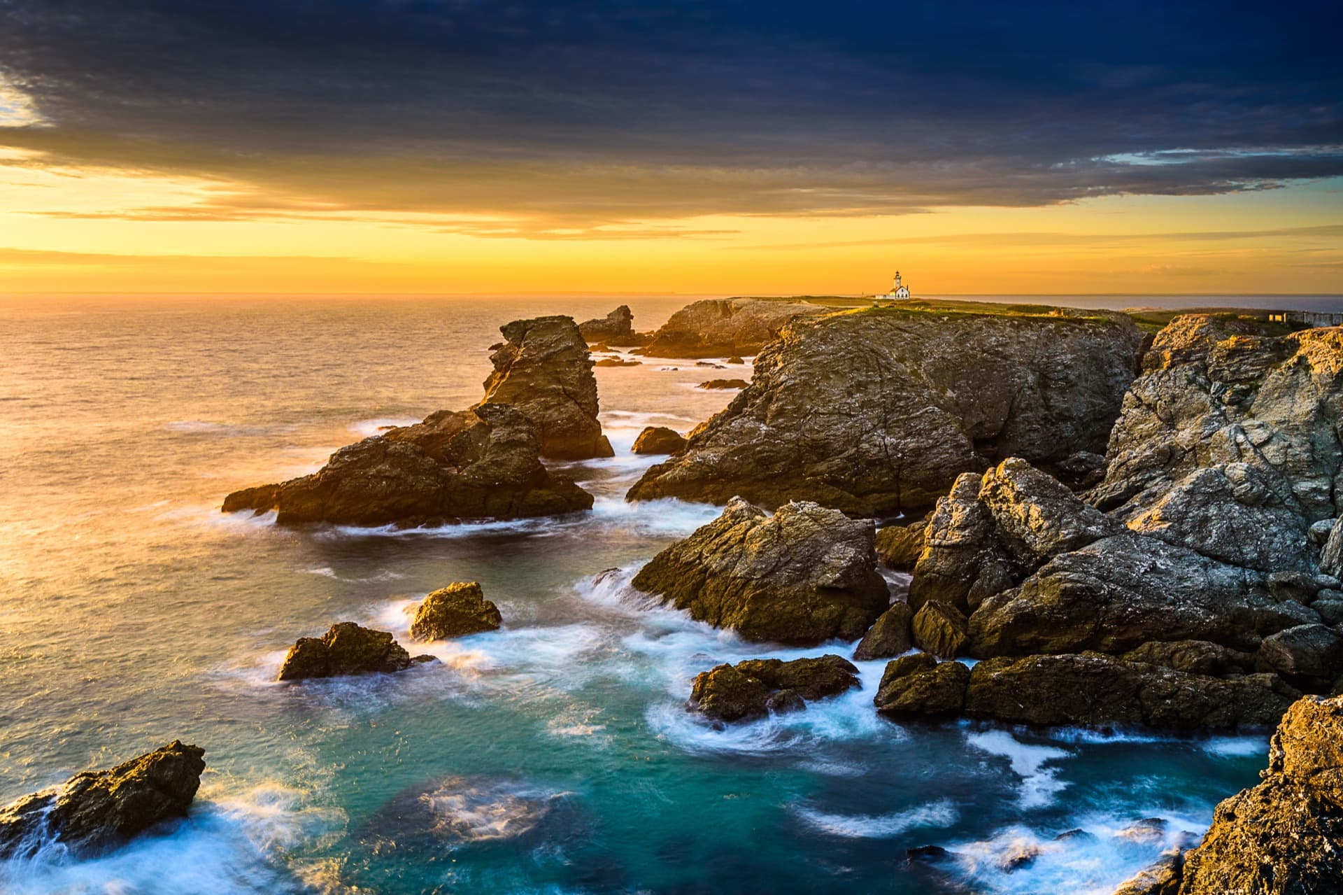 Goldenes Abendlicht liegt über den Felsen der bretonischen Atlantikküste
