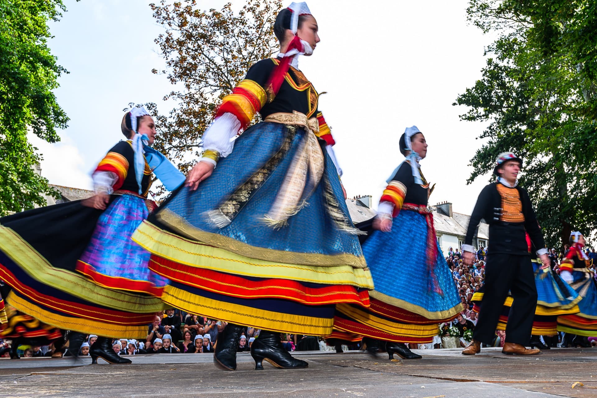 Menschen in bretonischer Tracht bei einem traditionellen Fest