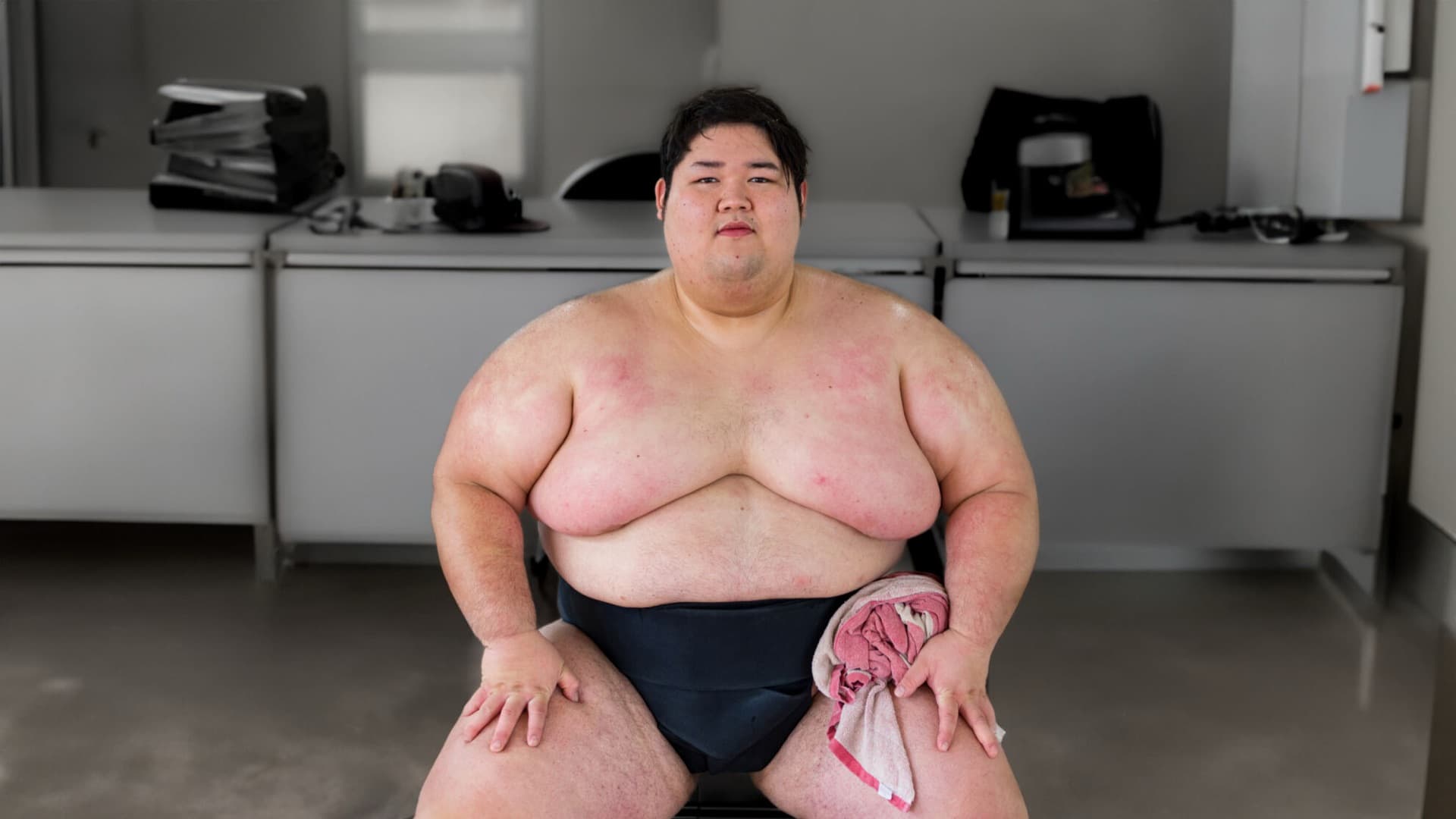 Nahaufnahme eines japanischen Sumoringers während eines traditionellen Moments