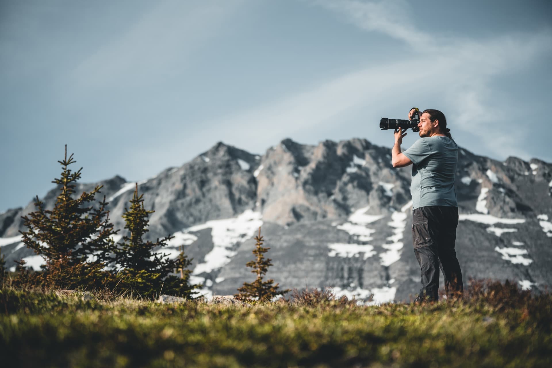 Pascal Violo fotografiert in einer weiten nordamerikanischen Berglandschaft