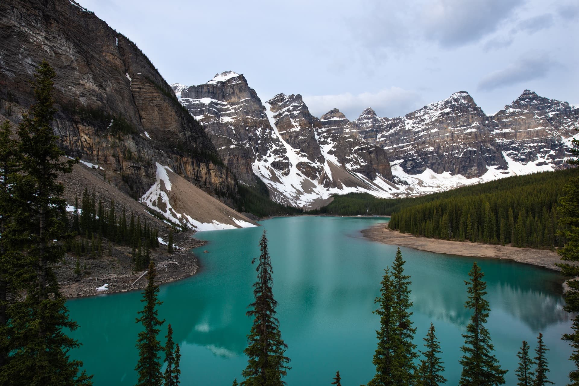 Ein türkisfarbener Bergsee in den kanadischen Rocky Mountains