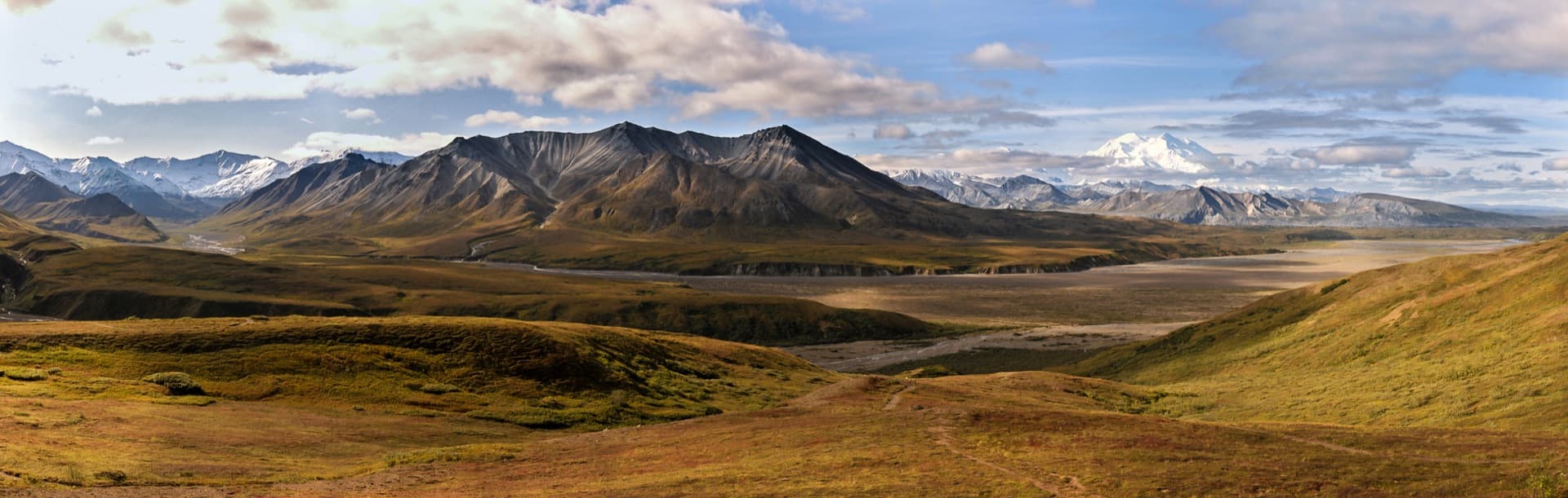 Weite Berg- und Tallandschaft in Kanada oder Alaska