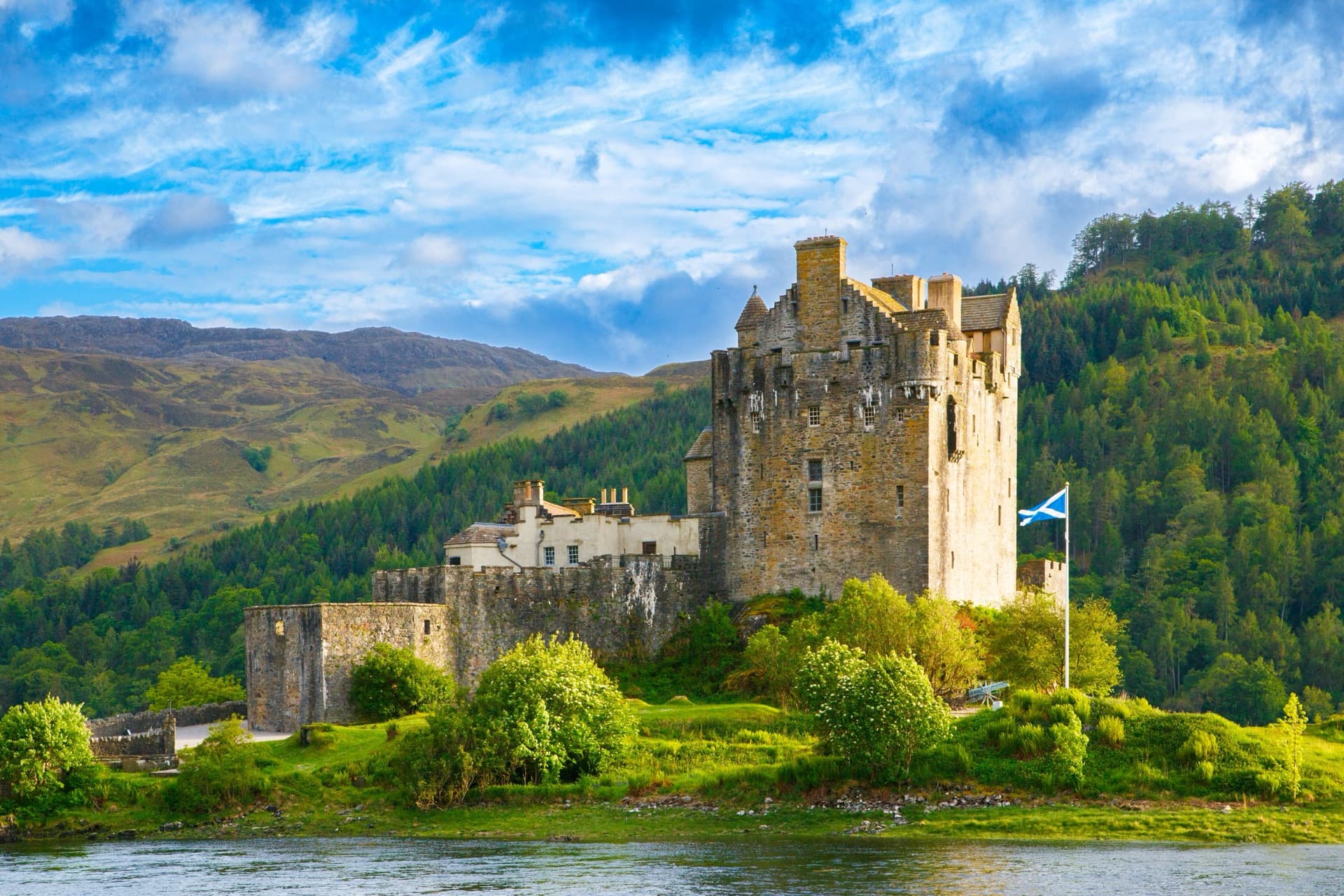 Eilean Donan Castle liegt zwischen Wasser und schottischen Bergen