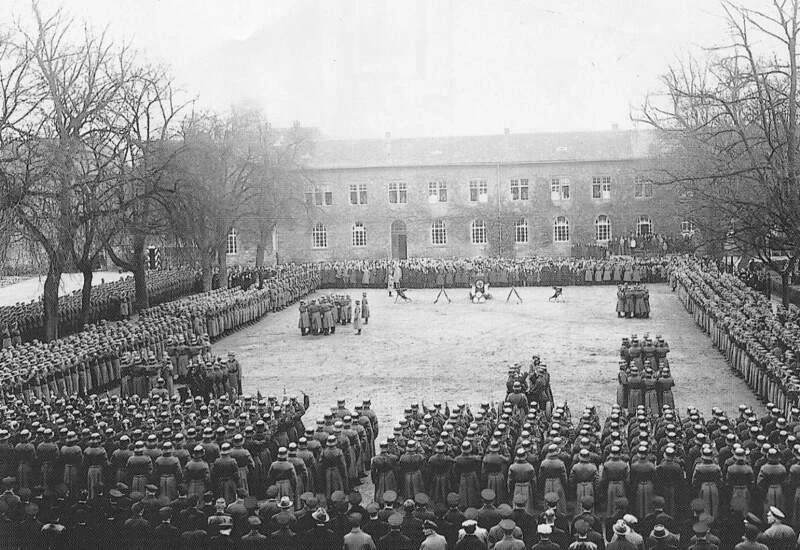Versammlung auf dem früheren Aufmarschplatz der Rheinlandkaserne