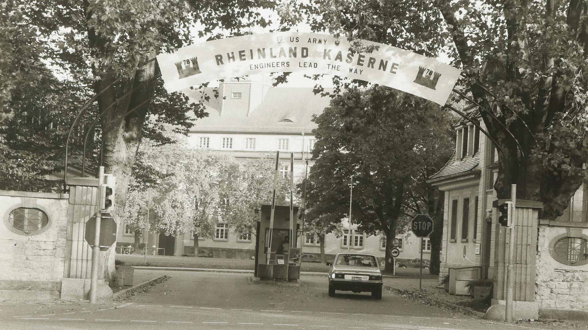 Zufahrt zur Rheinlandkaserne mit US-Army-Schild