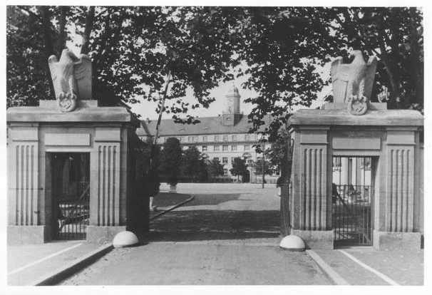 Historisches Eingangstor der Rheinlandkaserne