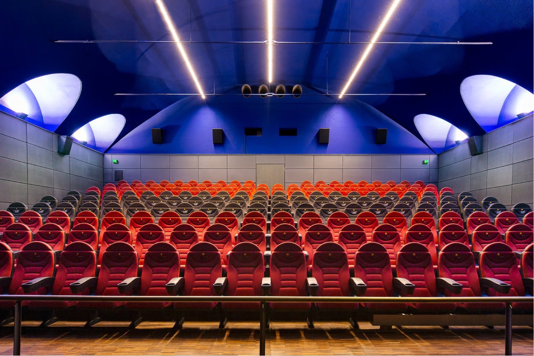 Rote Sitzreihen im Großen Saal